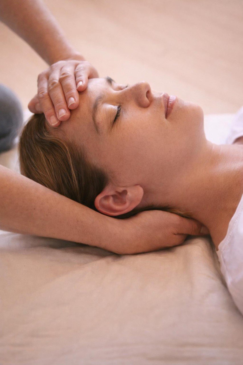 Sesión de sanación bioenergética con manos sobre la cabeza